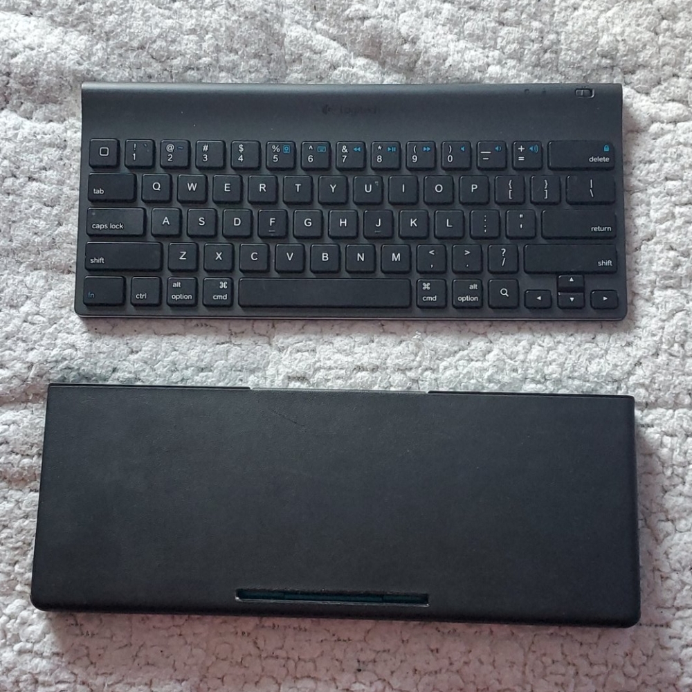 Bluetooth keyboard w/ case/stand